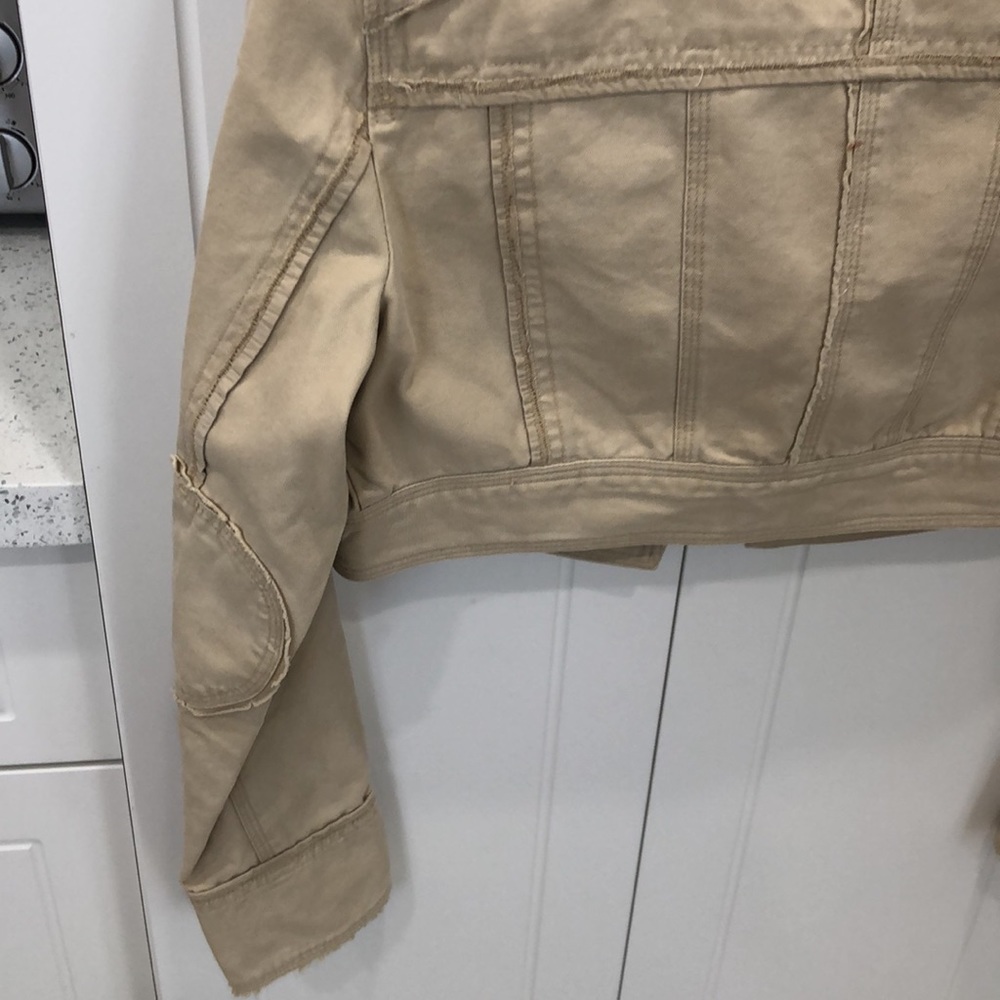 Woman’s tan crop jacket, Size M, Button down and bottom pockets - Picture 6 of 9